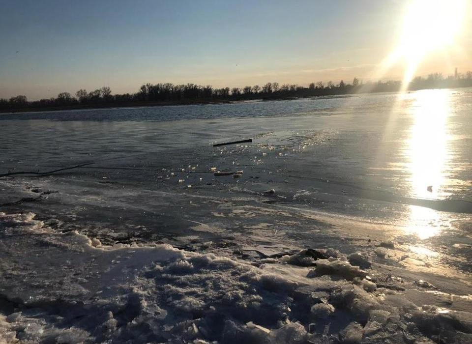 Спасатели предупредили жителей Волгоградской области об опасности тонкого льда